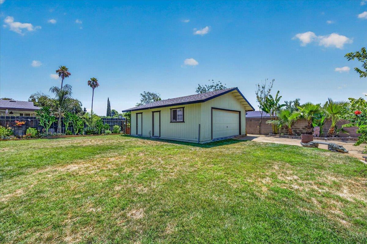 1726 Fairmont Ave, Clovis, CA 93611