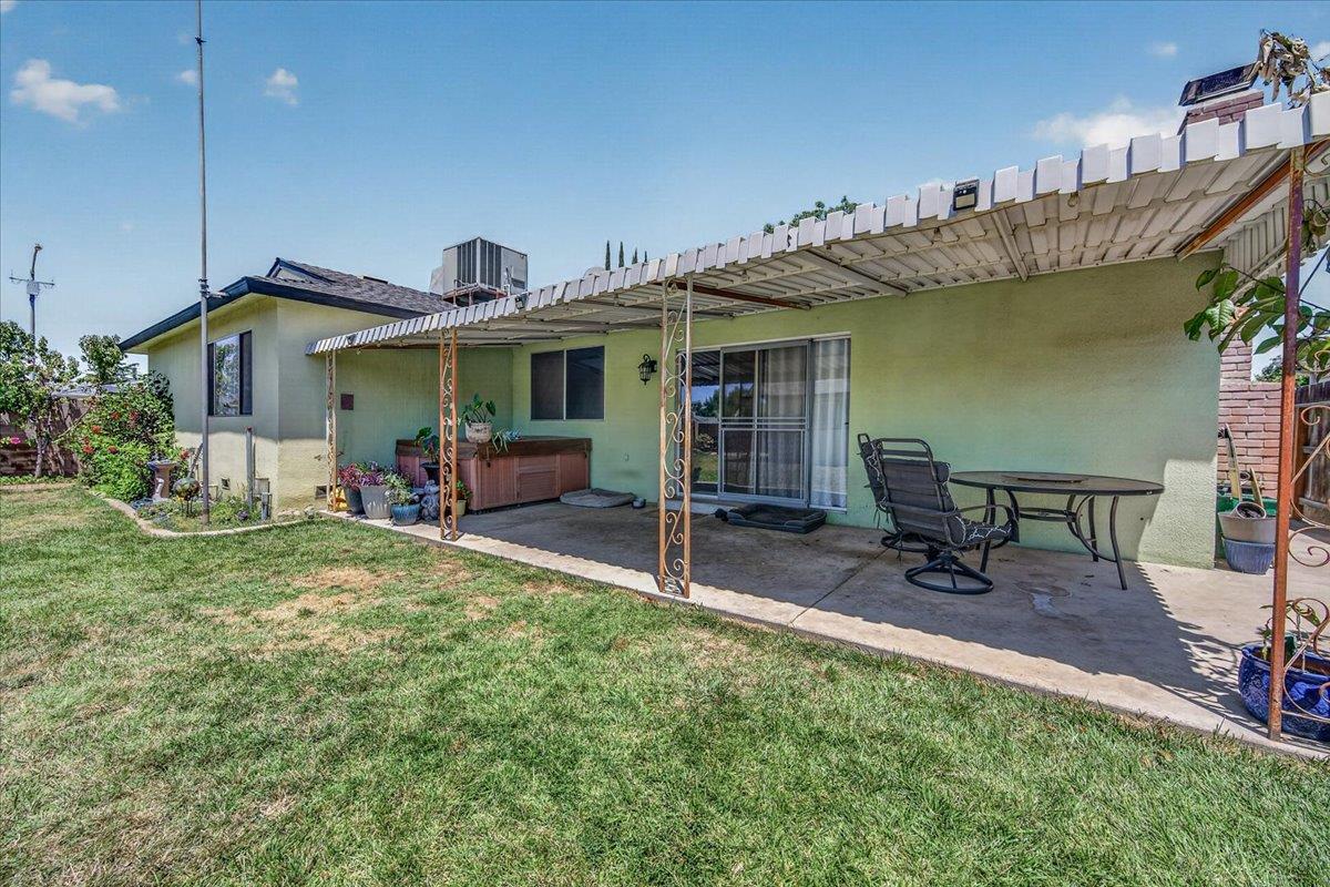 1726 Fairmont Ave, Clovis, CA 93611