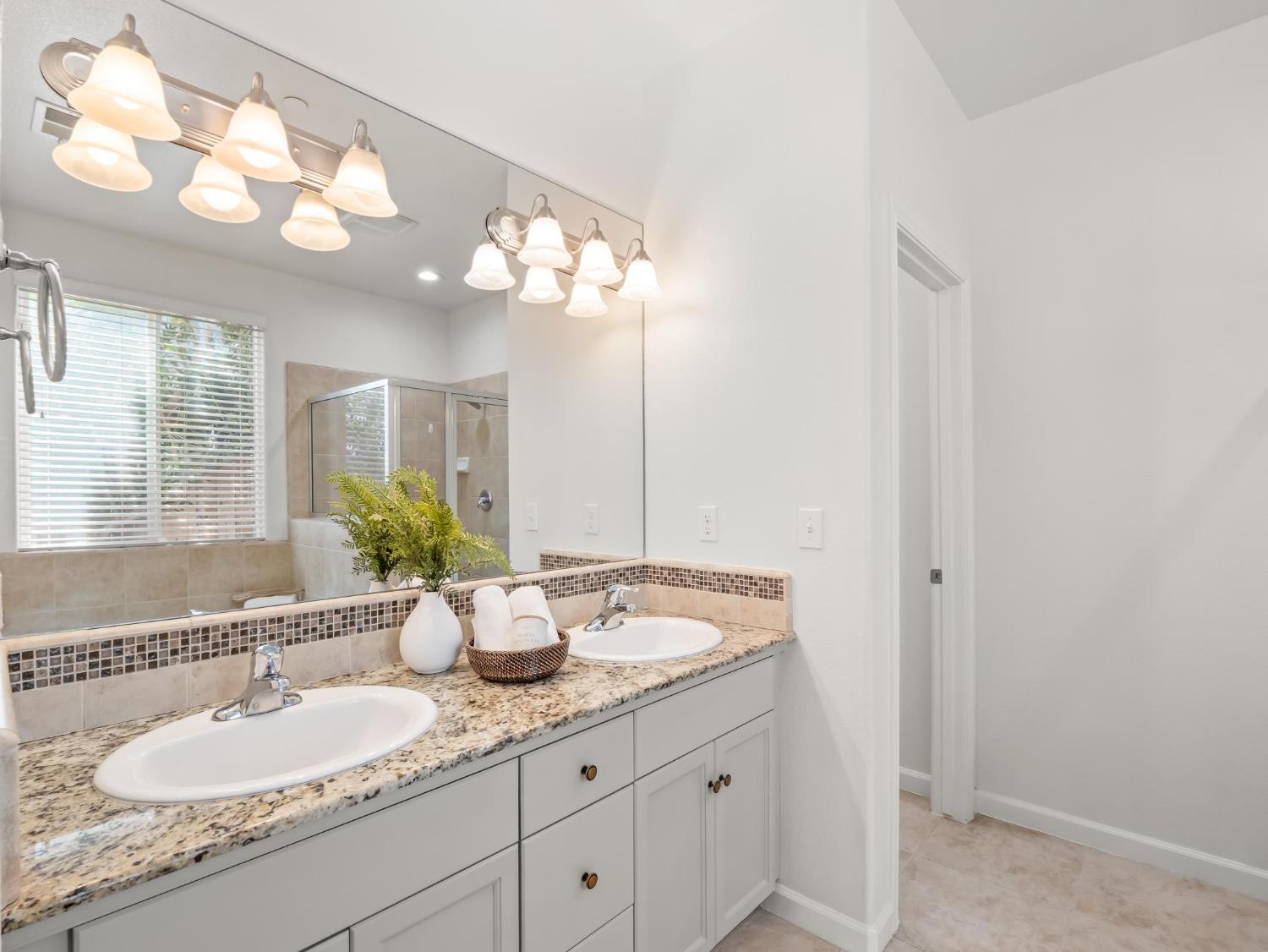4121 Chessa Ln, Clovis, CA 93619