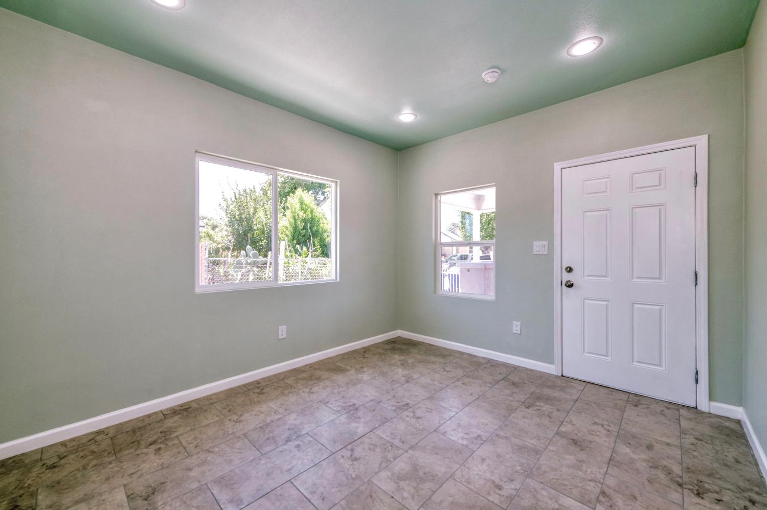 2185 S Holly Ave, Fresno, CA 93657