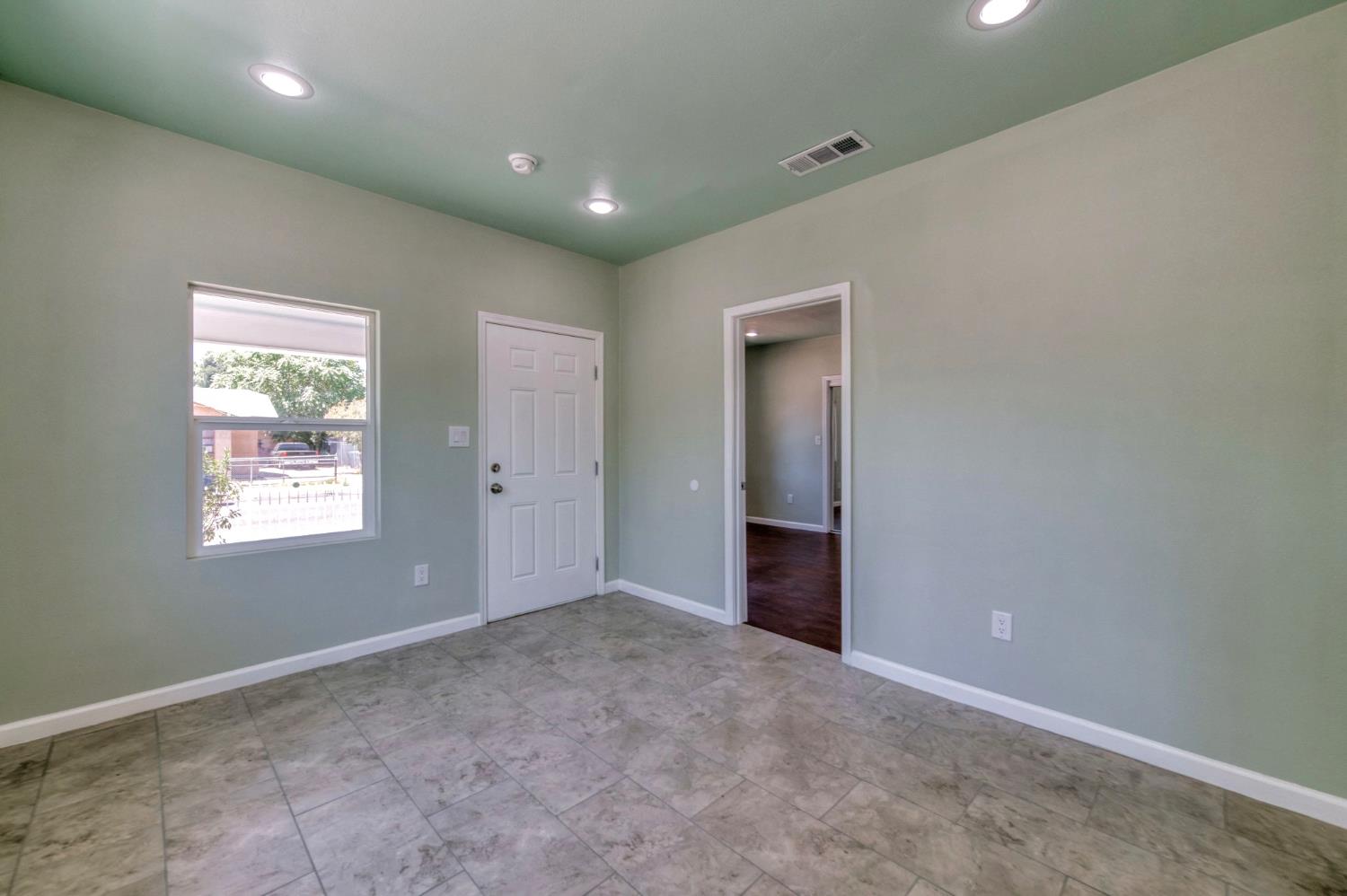 2185 S Holly Ave, Fresno, CA 93657