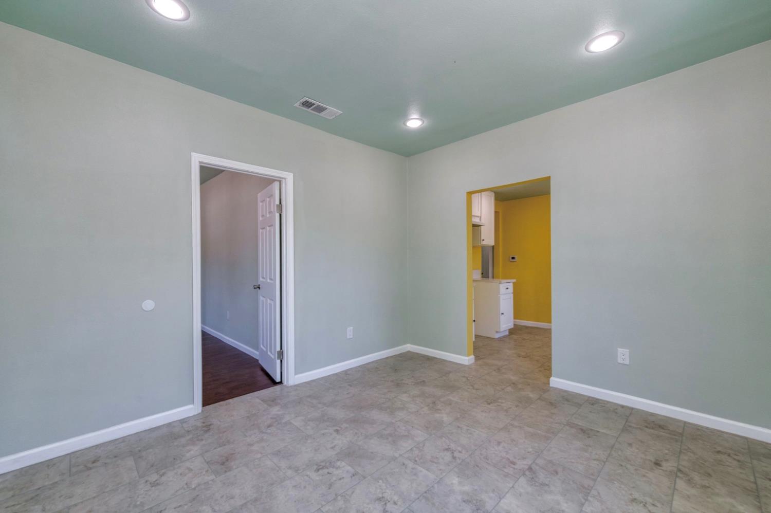 2185 S Holly Ave, Fresno, CA 93657
