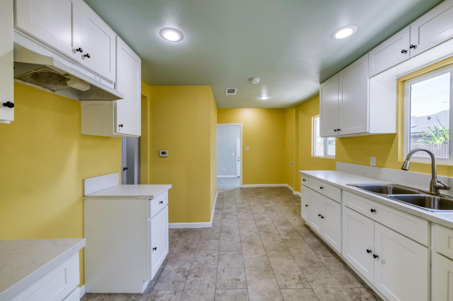 2185 S Holly Ave, Fresno, CA 93657