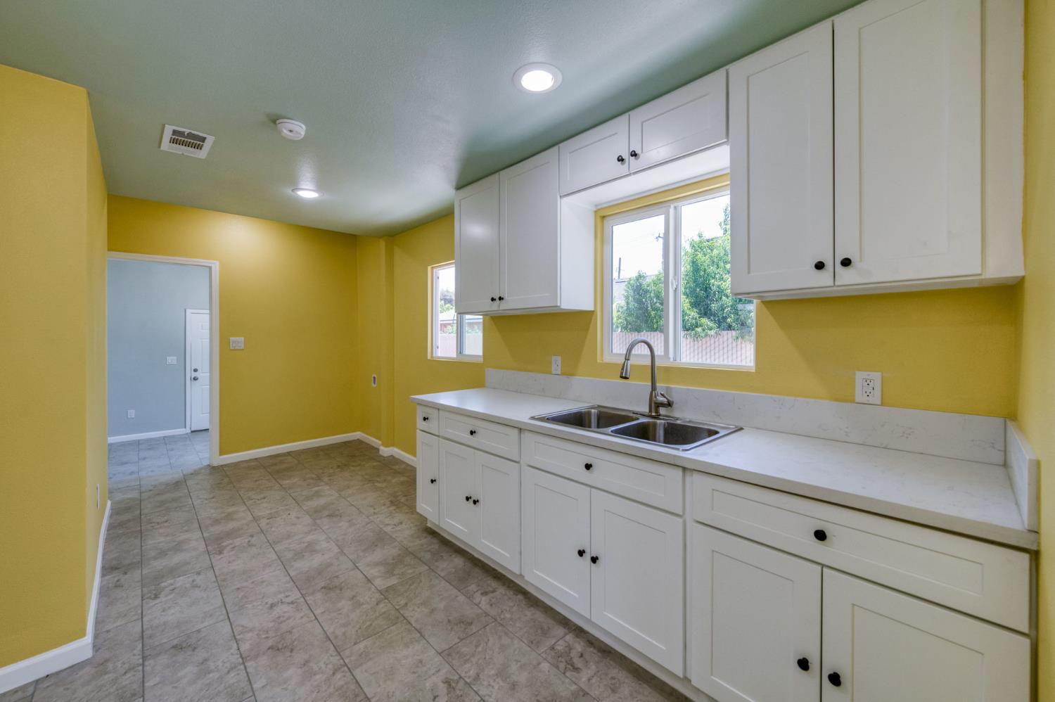 2185 S Holly Ave, Fresno, CA 93657