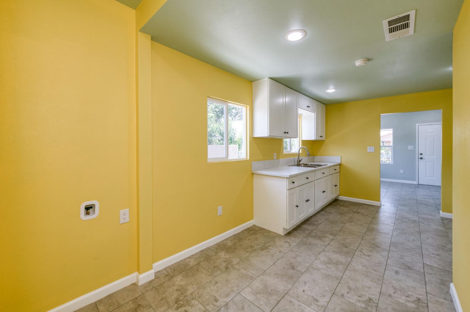 2185 S Holly Ave, Fresno, CA 93657
