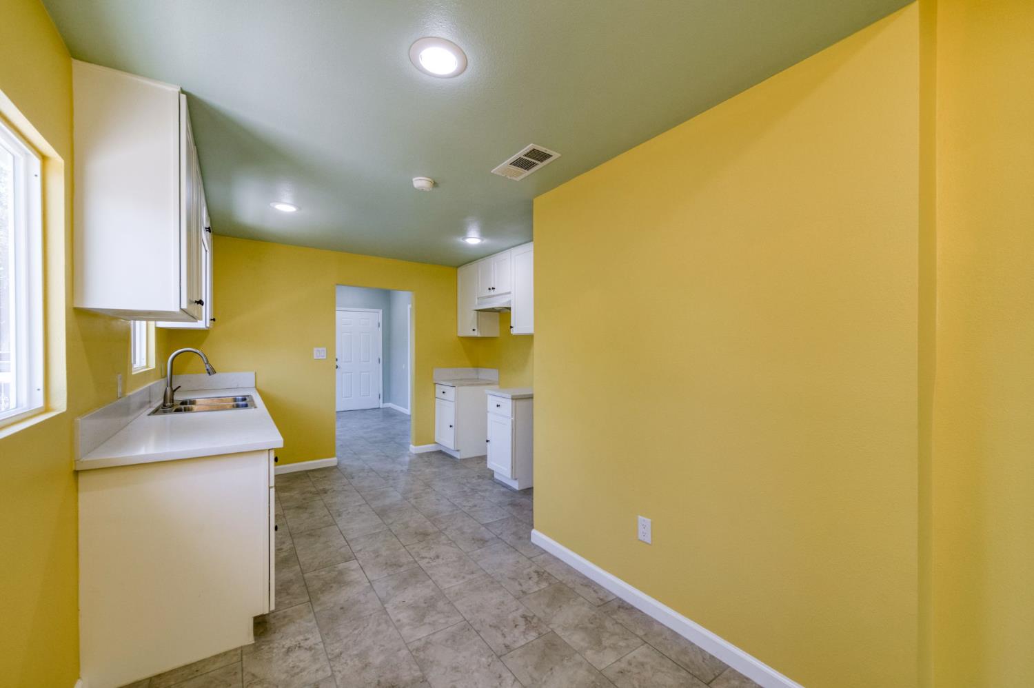 2185 S Holly Ave, Fresno, CA 93657