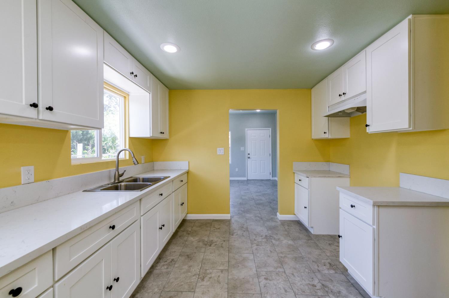 2185 S Holly Ave, Fresno, CA 93657