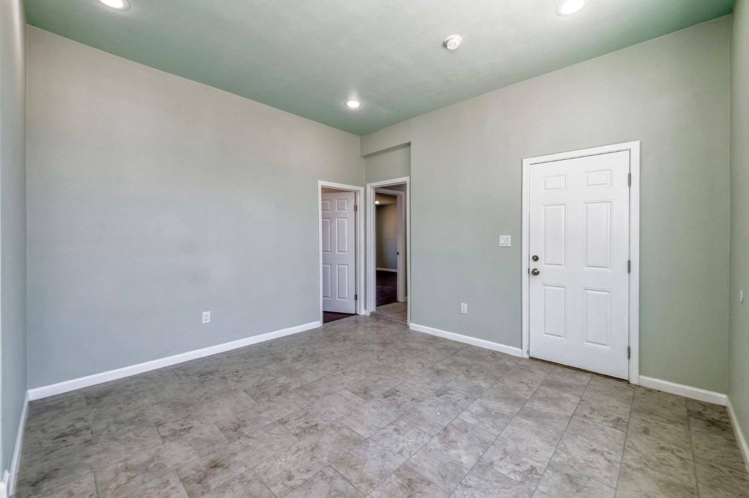 2185 S Holly Ave, Fresno, CA 93657