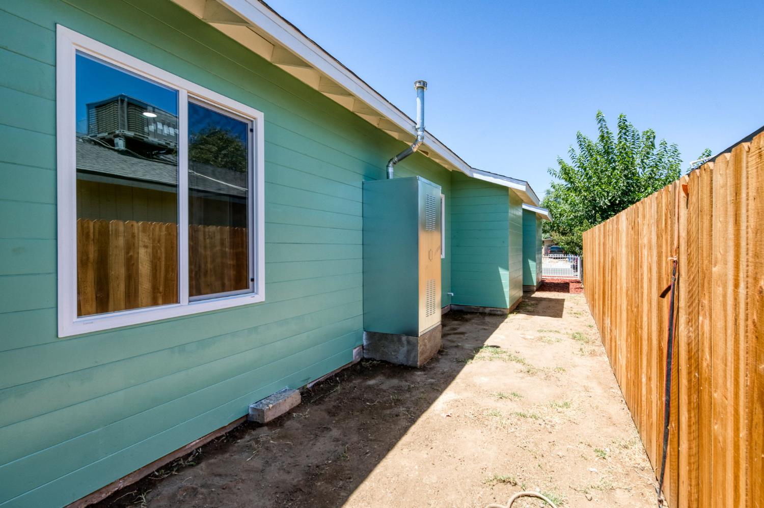 2185 S Holly Ave, Fresno, CA 93657