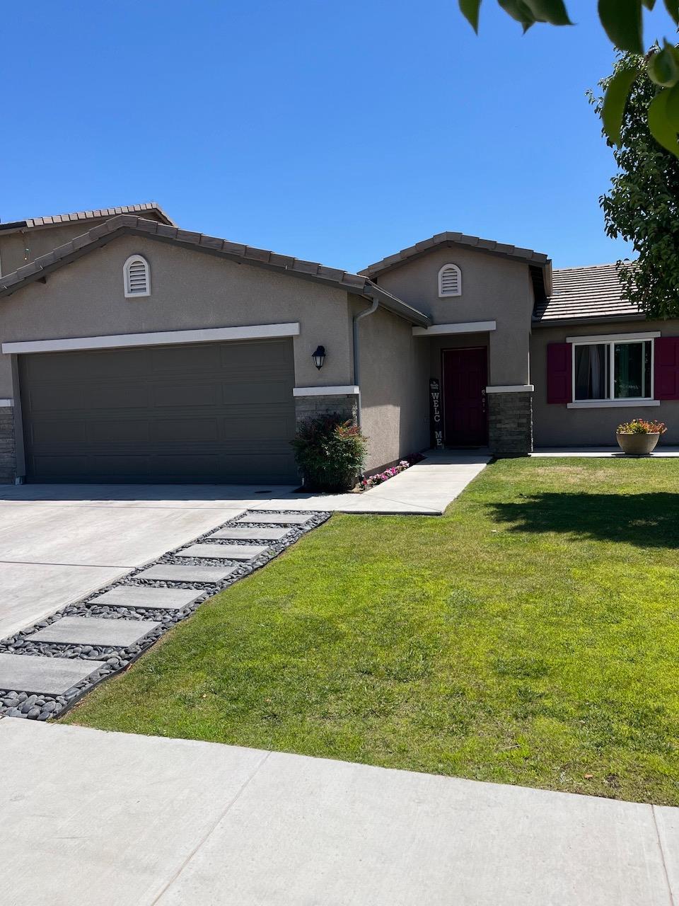 561 Fir Ave, Sanger, CA 93657