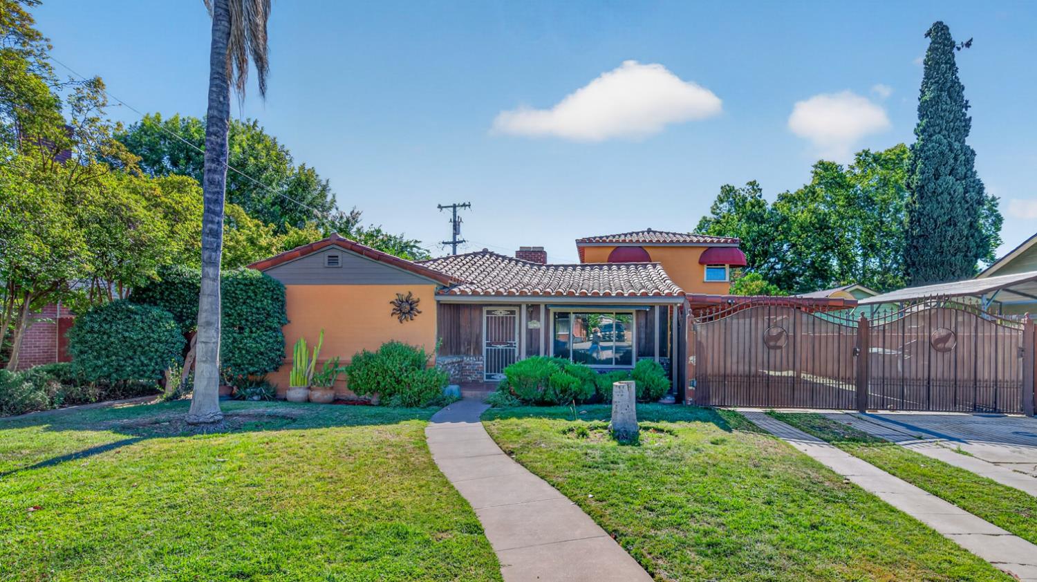 2218 N Arthur Ave, Fresno, CA 93705