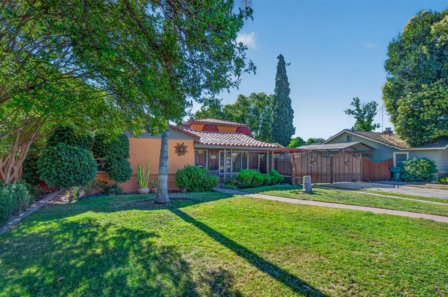 2218 N Arthur Ave, Fresno, CA 93705