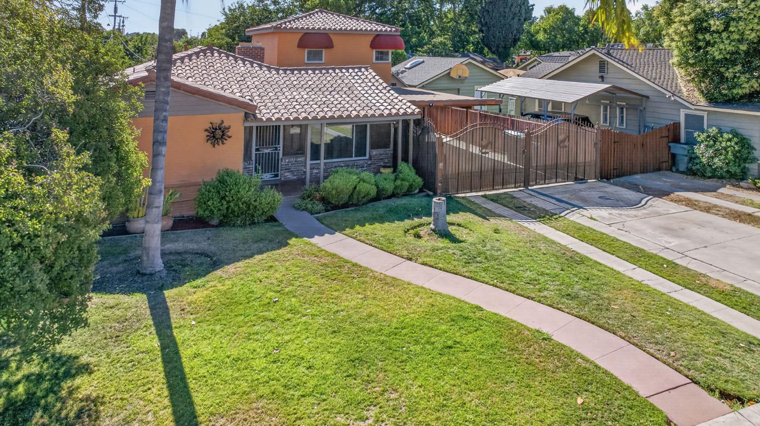2218 N Arthur Ave, Fresno, CA 93705