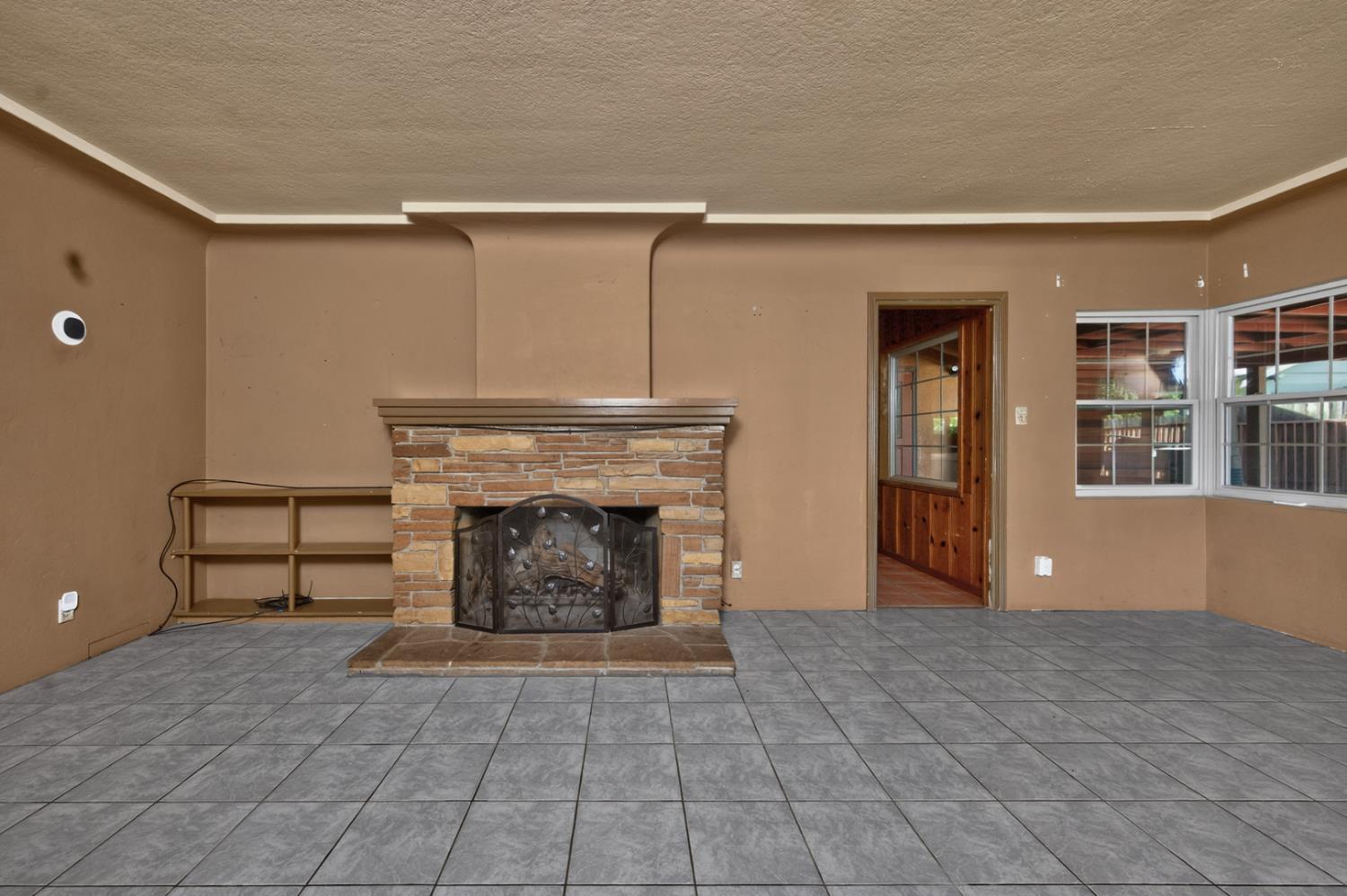 2218 N Arthur Ave, Fresno, CA 93705