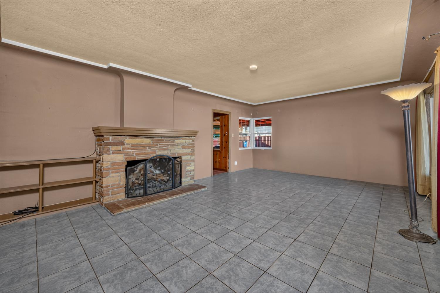 2218 N Arthur Ave, Fresno, CA 93705