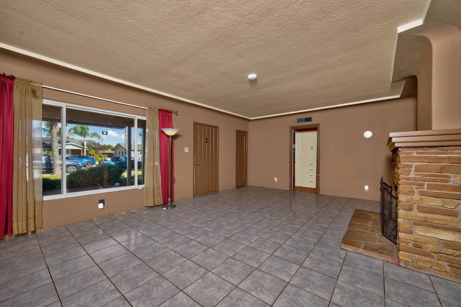 2218 N Arthur Ave, Fresno, CA 93705