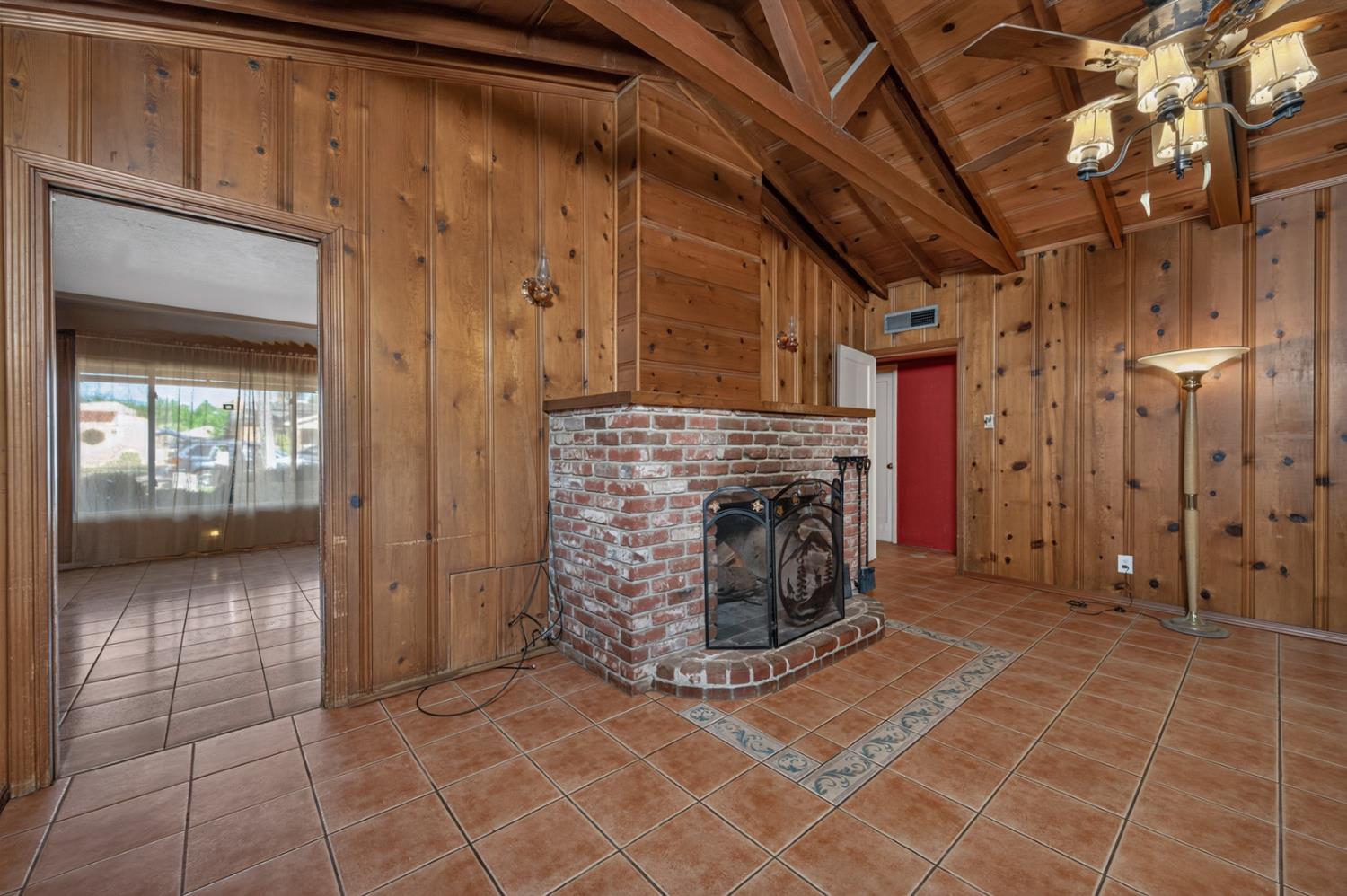 2218 N Arthur Ave, Fresno, CA 93705