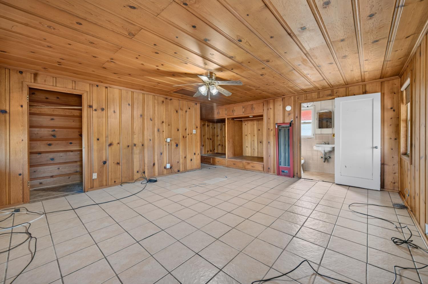 2218 N Arthur Ave, Fresno, CA 93705