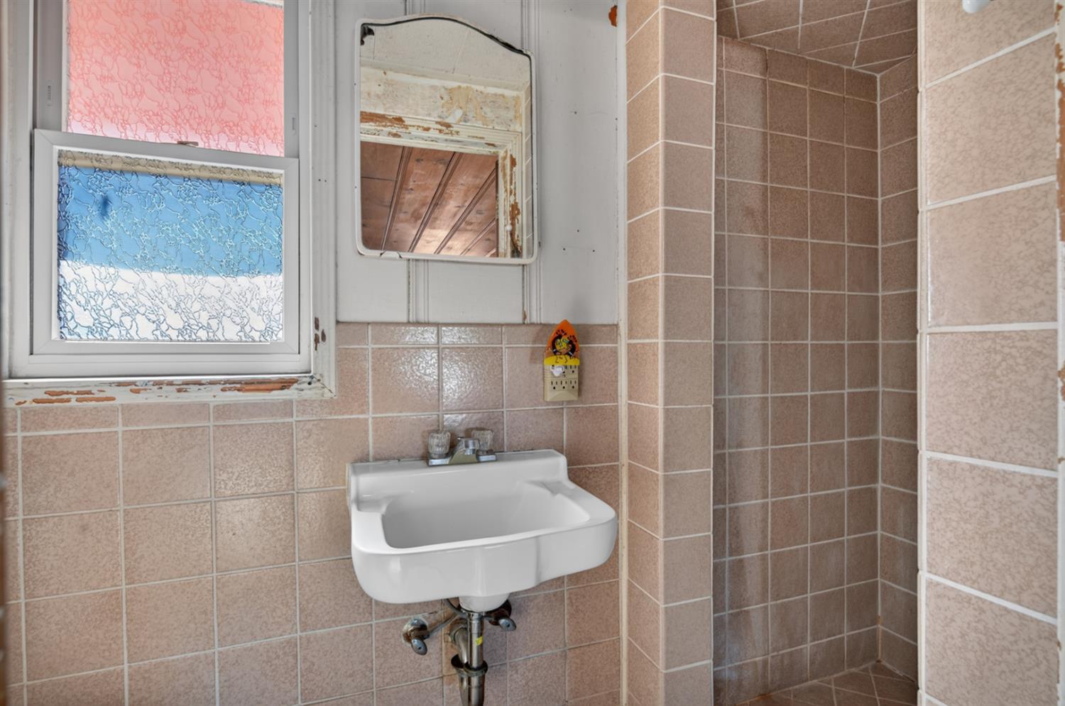 2218 N Arthur Ave, Fresno, CA 93705
