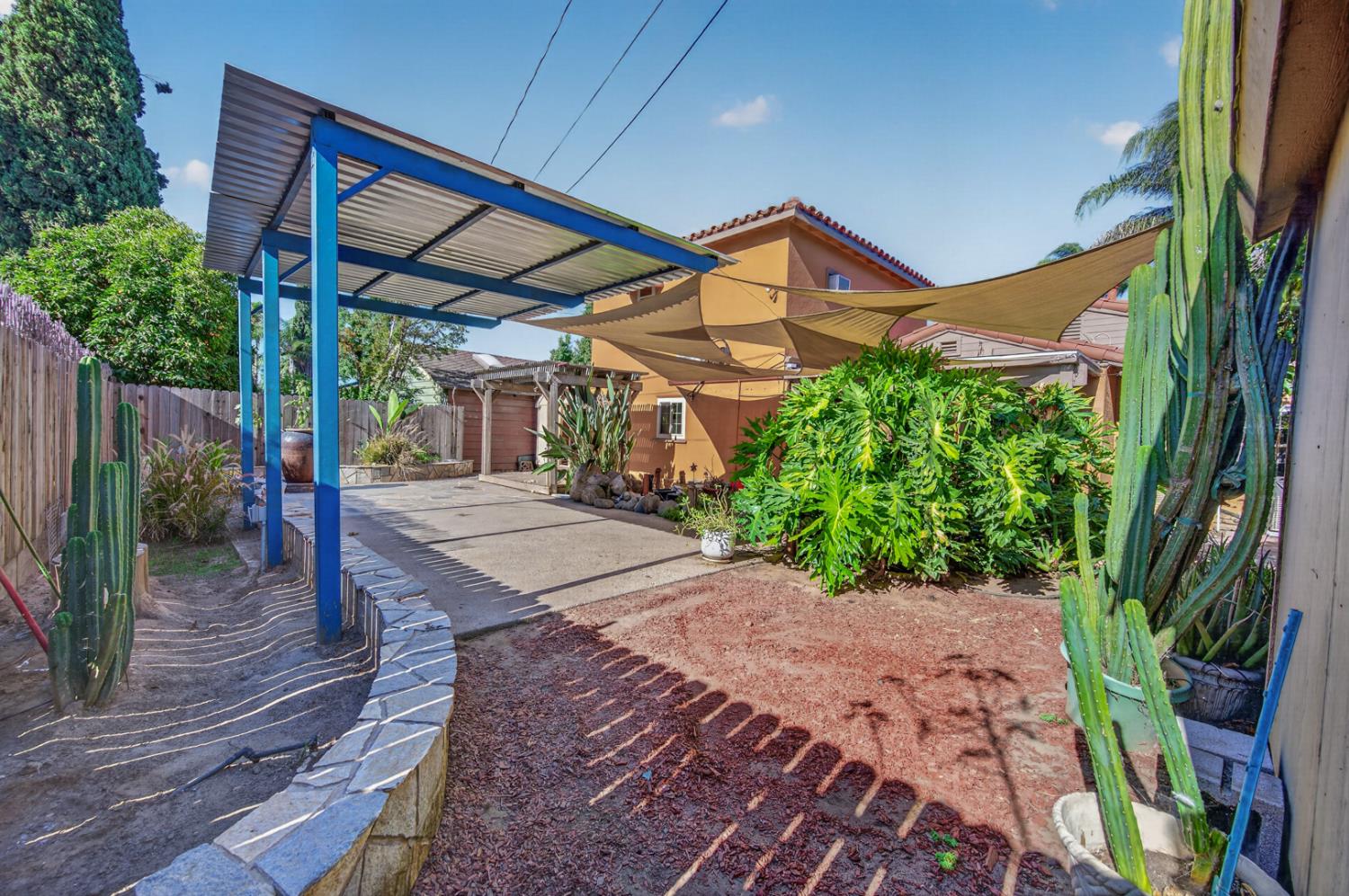 2218 N Arthur Ave, Fresno, CA 93705