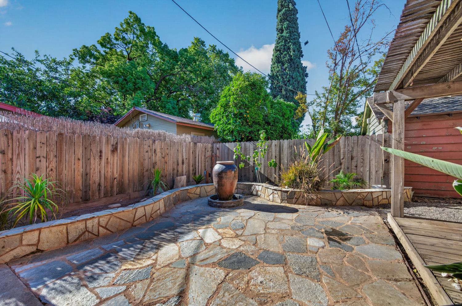 2218 N Arthur Ave, Fresno, CA 93705
