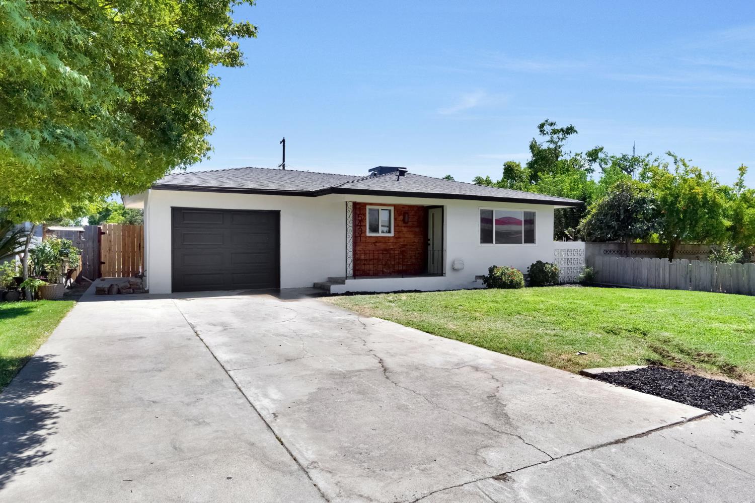 15431 W E St, Kerman, CA 93630