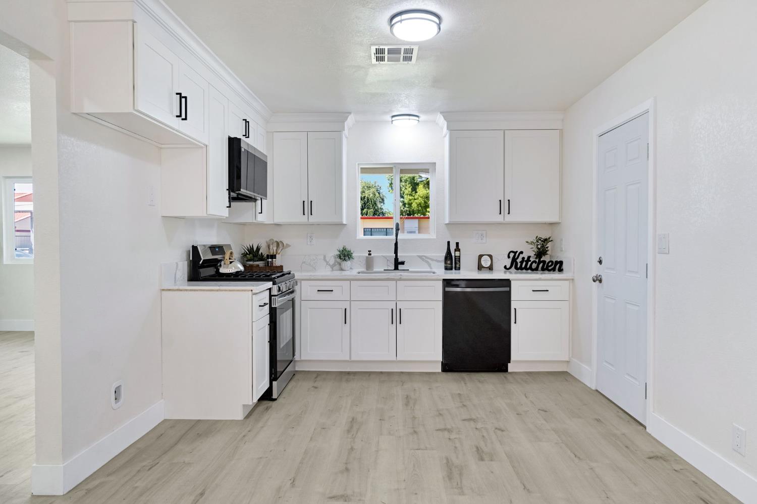 15431 W E St, Kerman, CA 93630