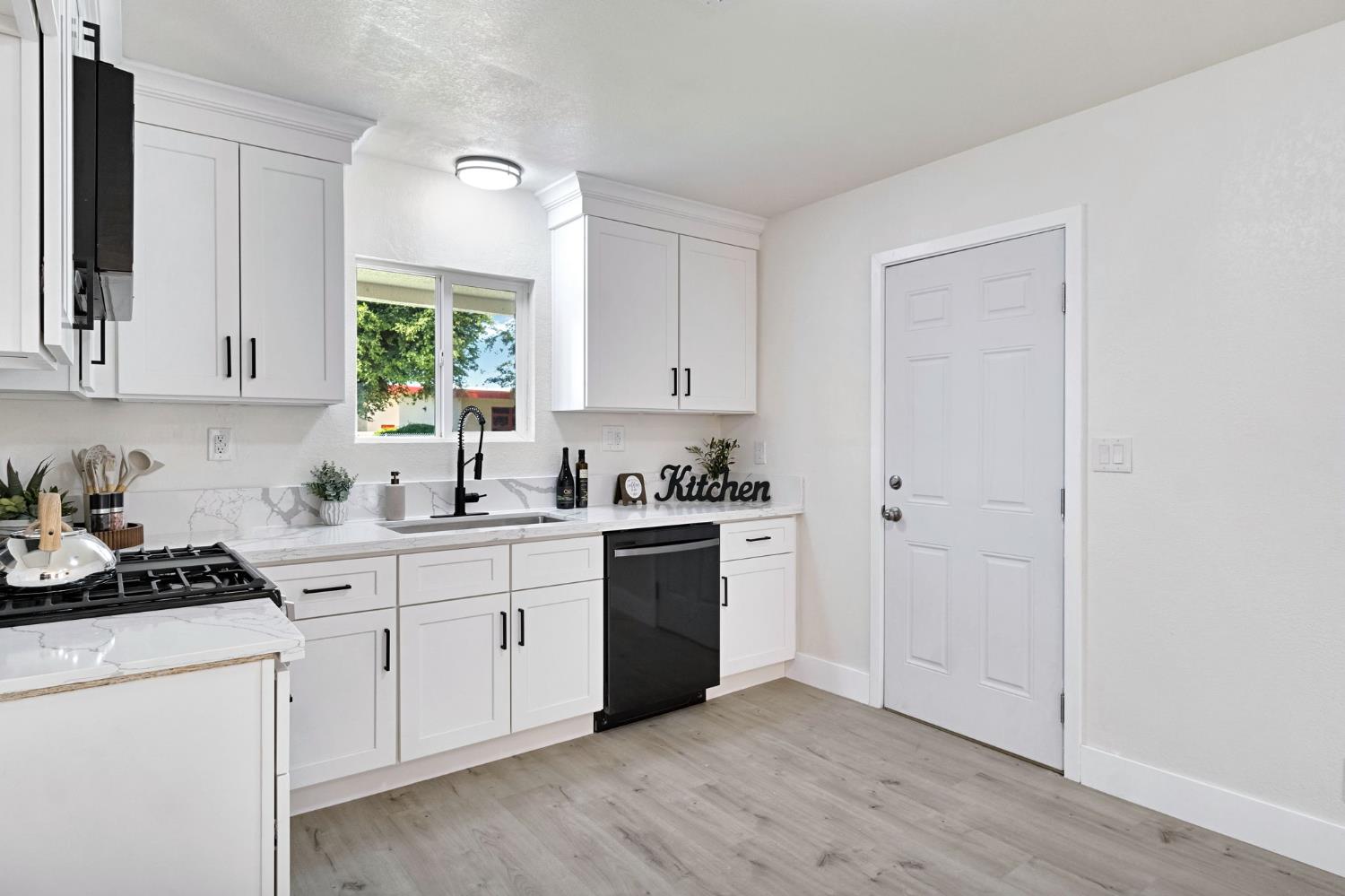 15431 W E St, Kerman, CA 93630