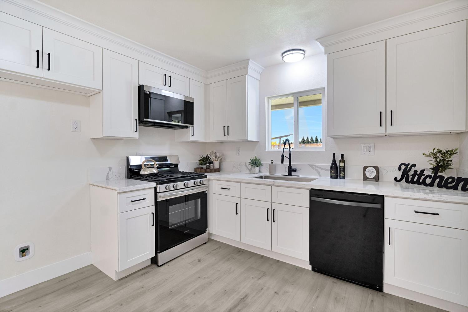 15431 W E St, Kerman, CA 93630