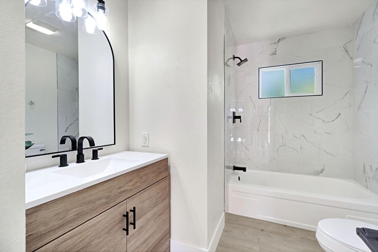 15431 W E St, Kerman, CA 93630