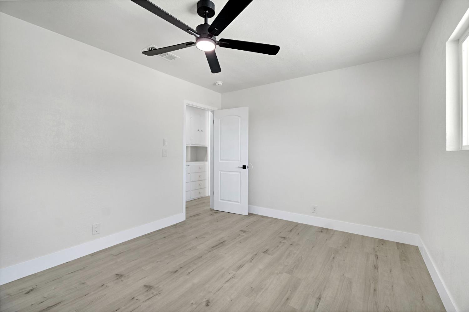 15431 W E St, Kerman, CA 93630