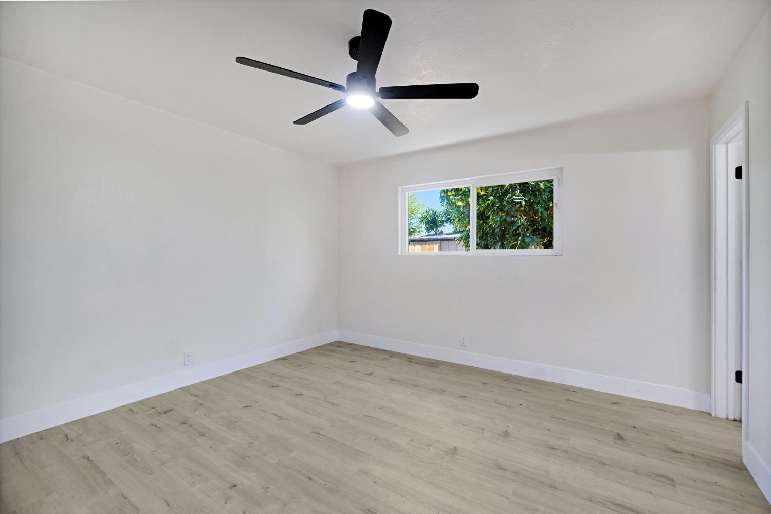 15431 W E St, Kerman, CA 93630