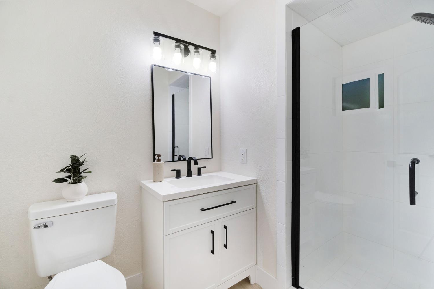 15431 W E St, Kerman, CA 93630