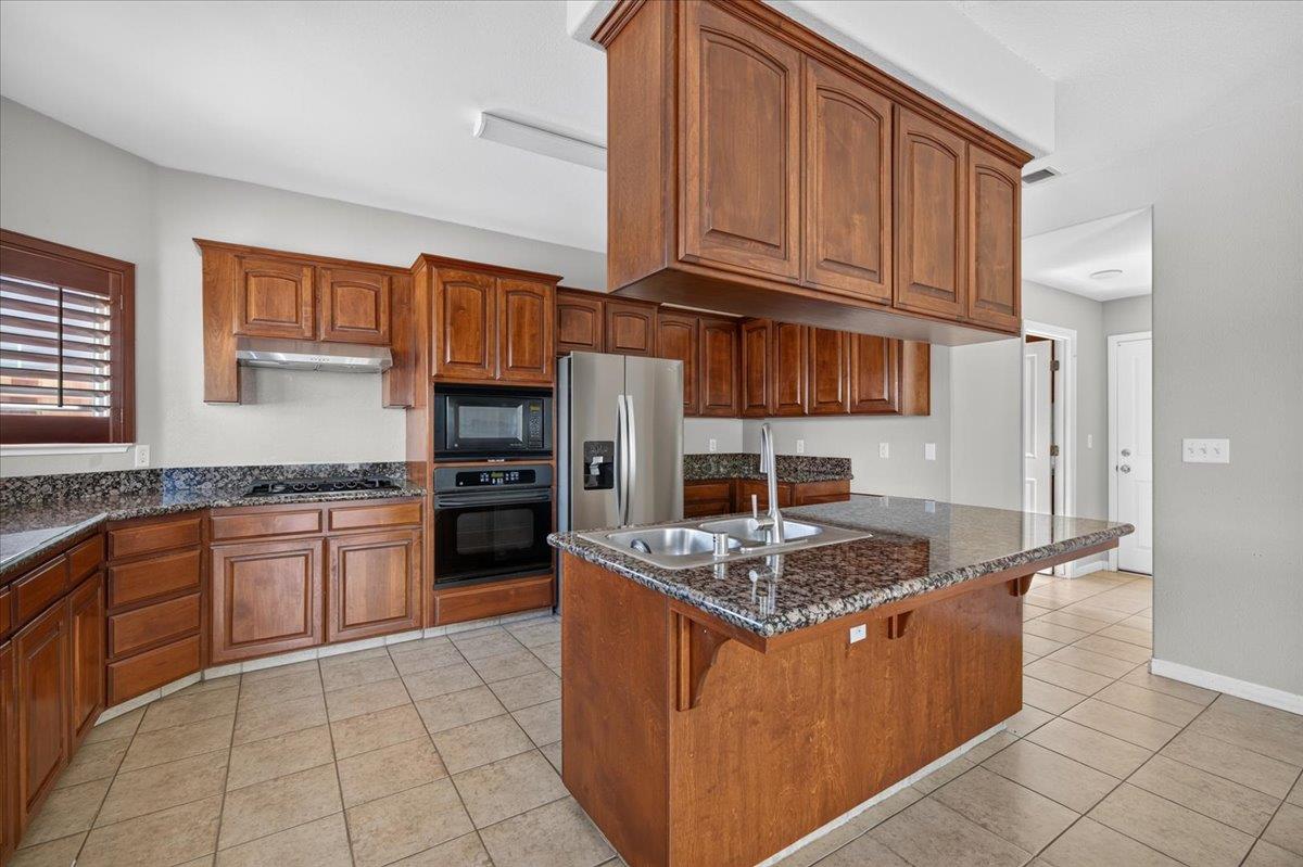 1114 E Oakmont Ave, Fresno, CA 93730