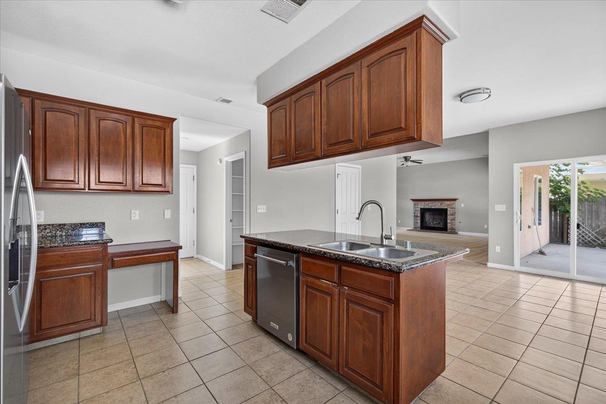 1114 E Oakmont Ave, Fresno, CA 93730