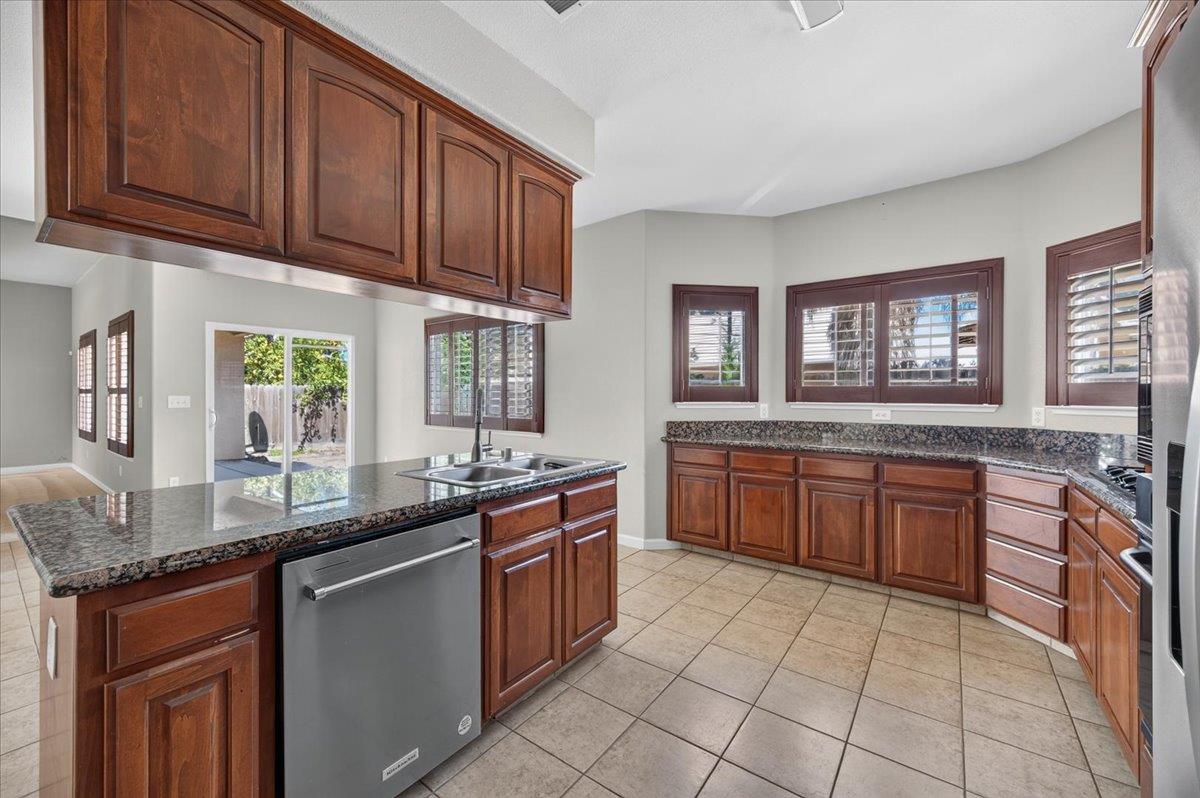 1114 E Oakmont Ave, Fresno, CA 93730