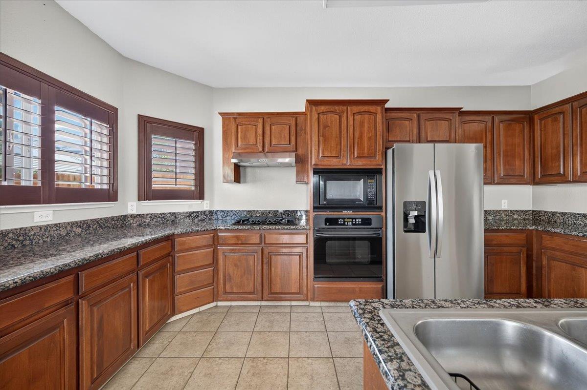 1114 E Oakmont Ave, Fresno, CA 93730