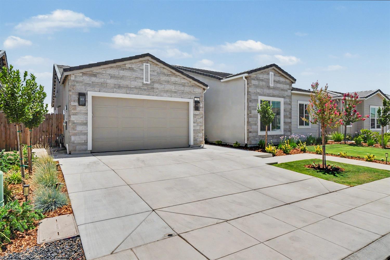735 Traverse Dr S, Madera, CA 93636