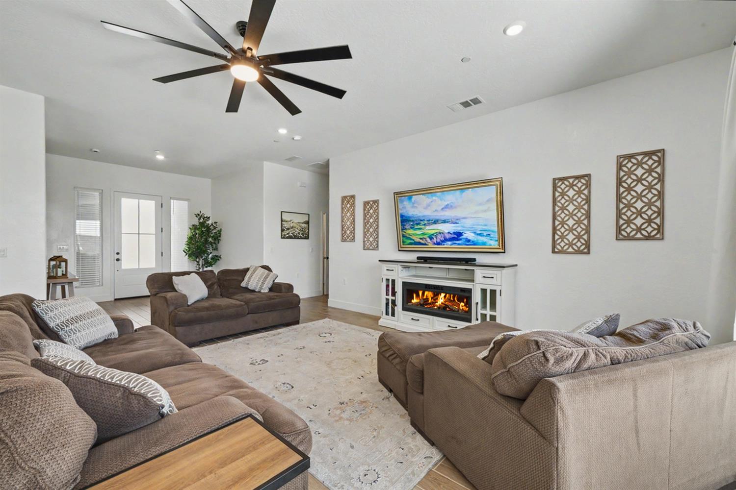 735 Traverse Dr S, Madera, CA 93636