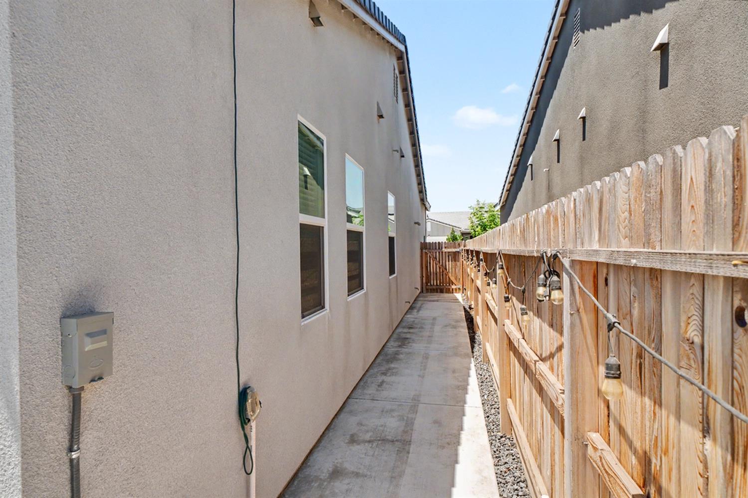 735 Traverse Dr S, Madera, CA 93636