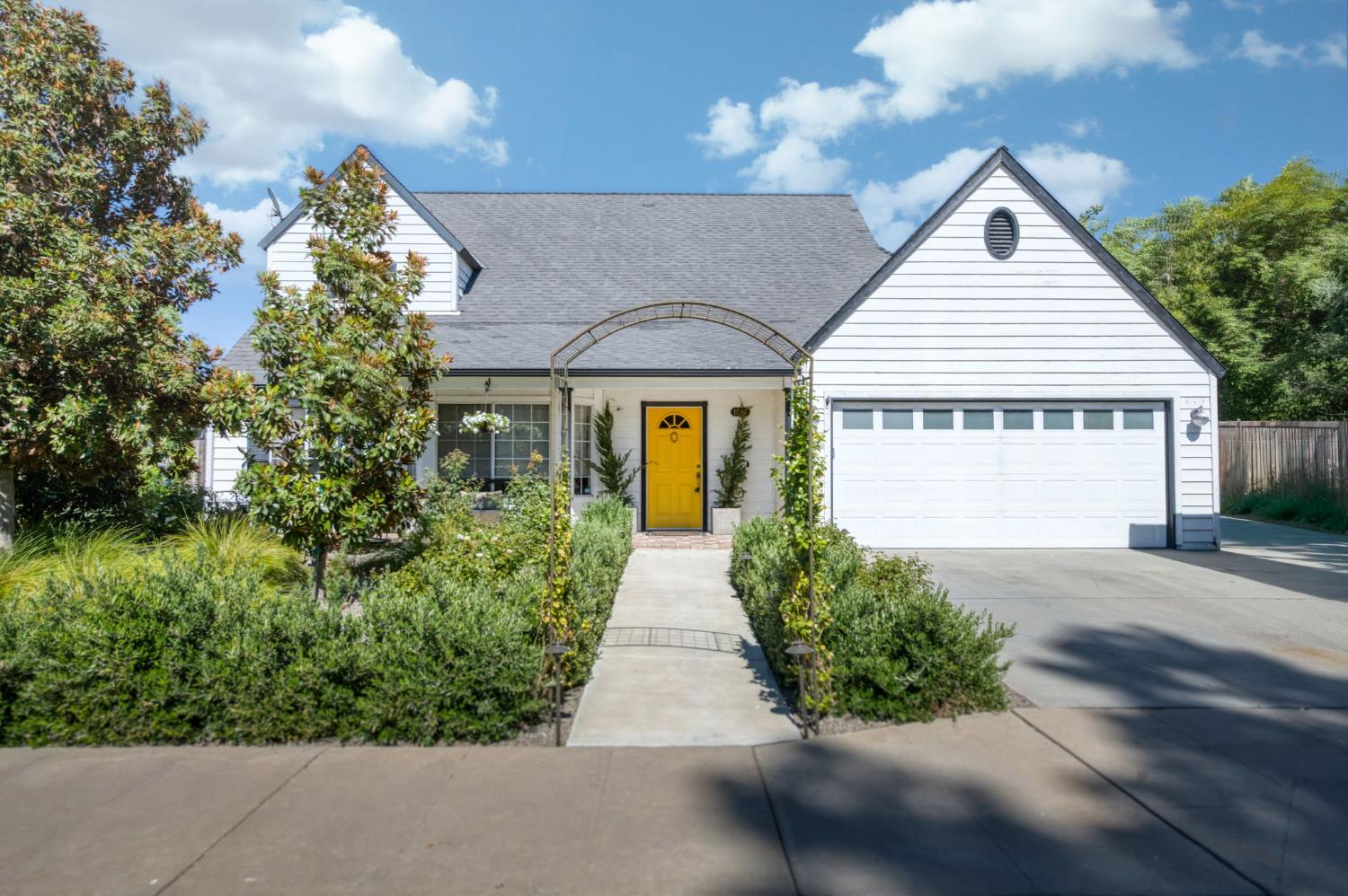 1061 N Adler Ave, Clovis, CA 93611
