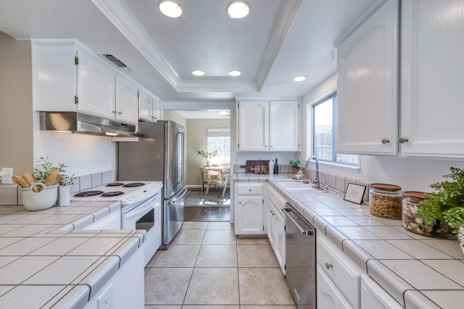 1061 N Adler Ave, Clovis, CA 93611