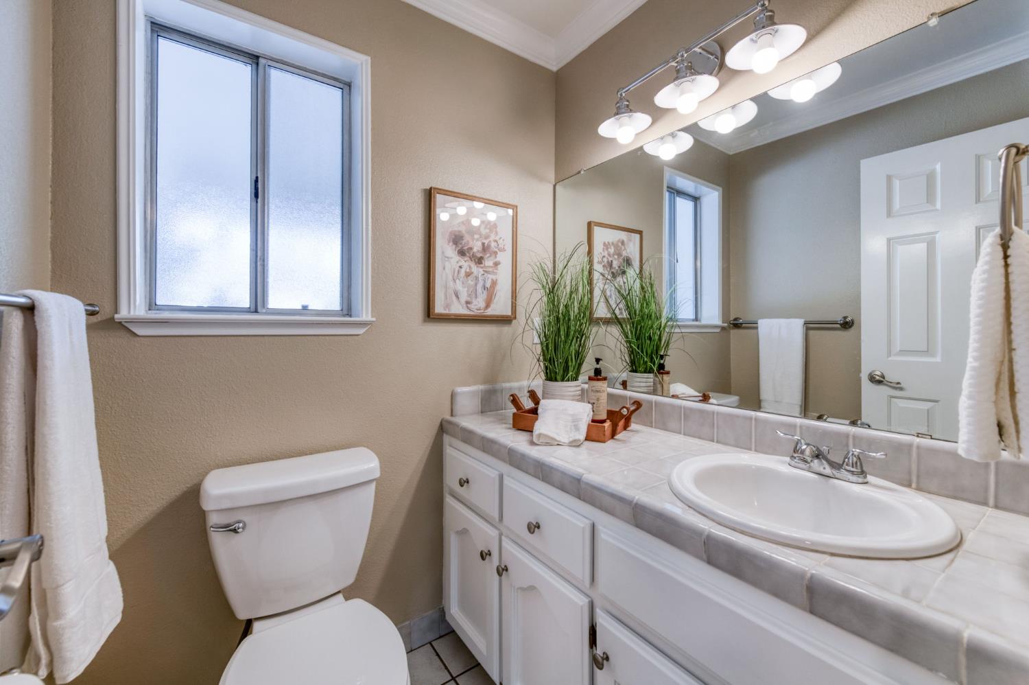1061 N Adler Ave, Clovis, CA 93611