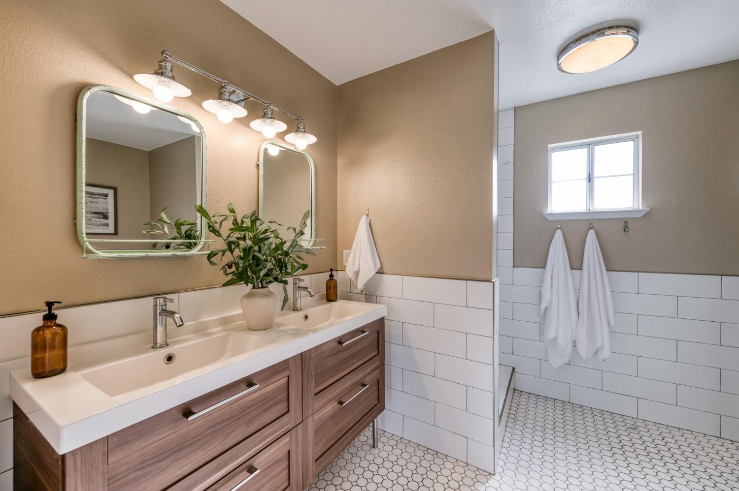 1061 N Adler Ave, Clovis, CA 93611