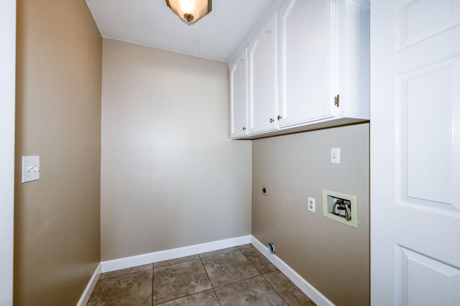 1061 N Adler Ave, Clovis, CA 93611