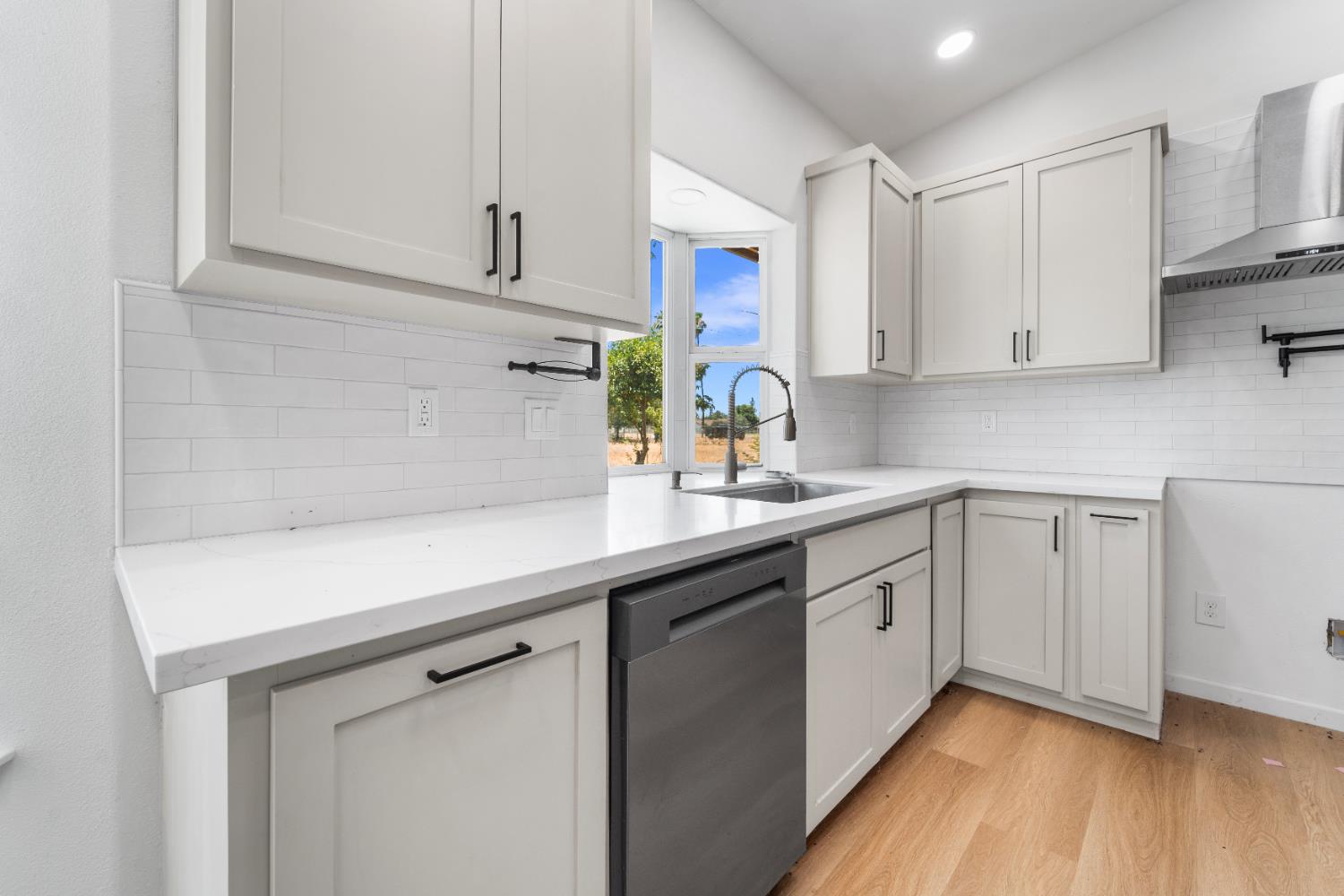 6073 W Clinton Ave, Fresno, CA 93722