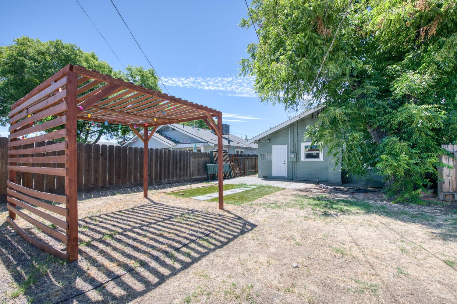 509 E Weldon Ave, Fresno, CA 93704