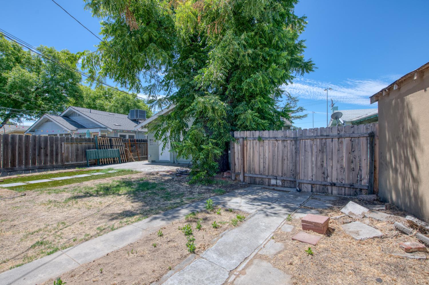 509 E Weldon Ave, Fresno, CA 93704