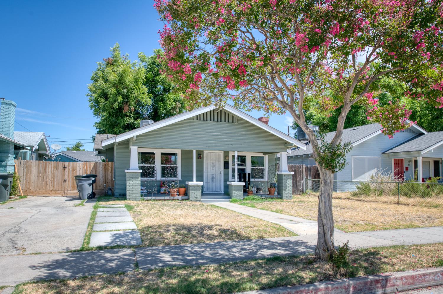 509 E Weldon Ave, Fresno, CA 93704