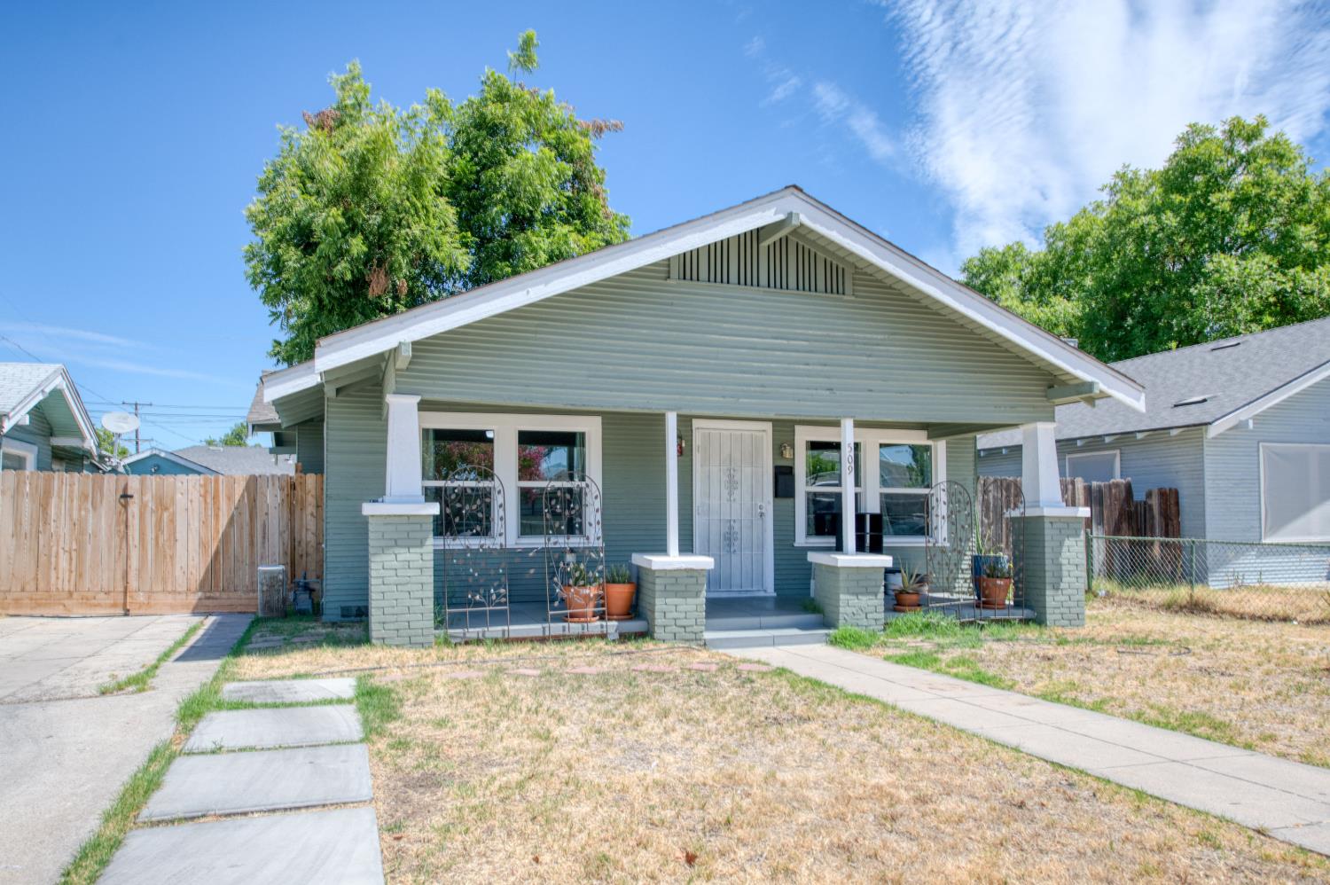 509 E Weldon Ave, Fresno, CA 93704